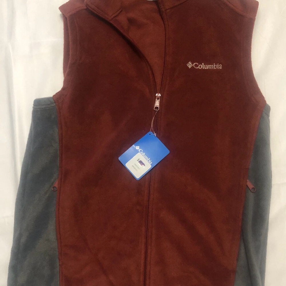 Columbia Granite Mountain Vest in Deep Burgundy